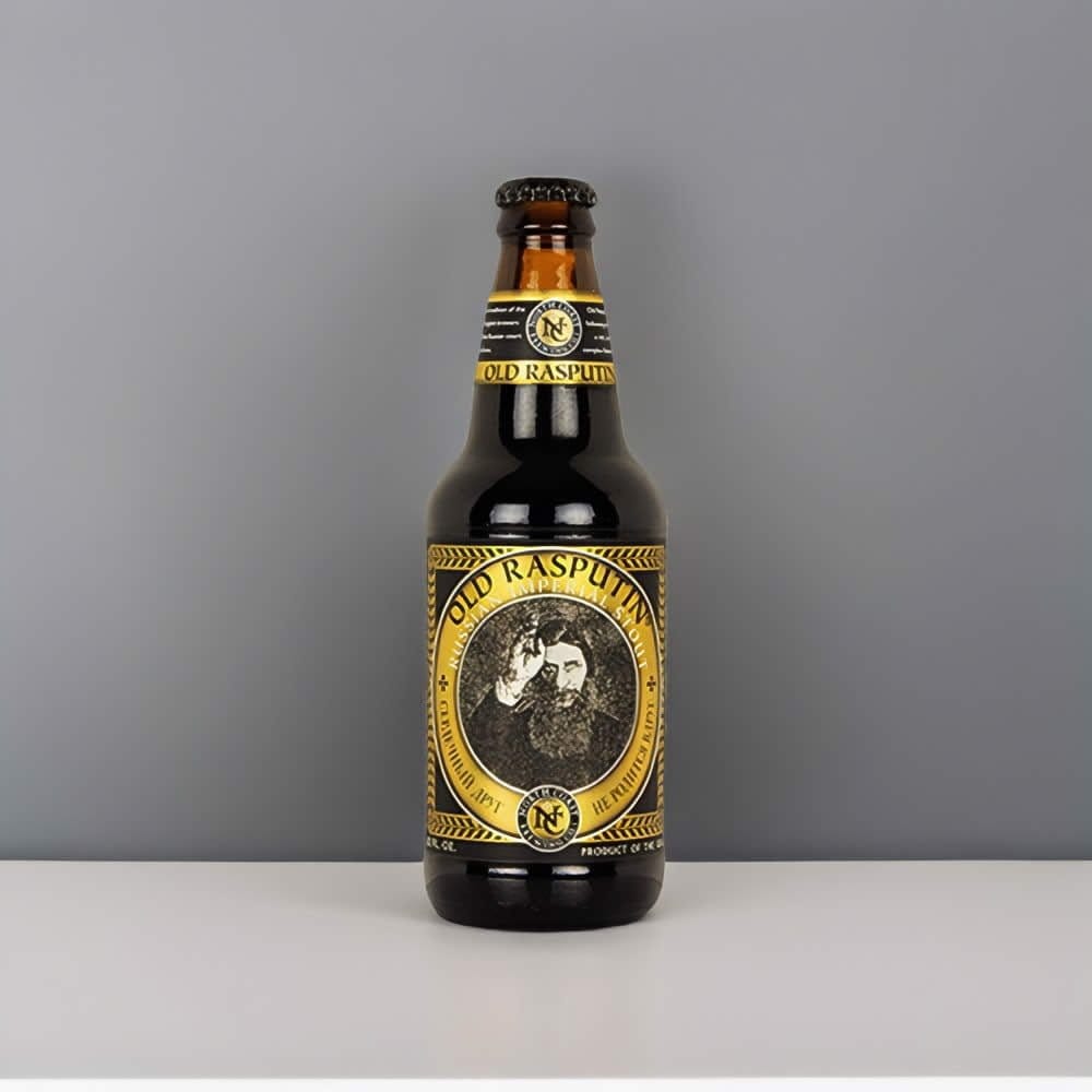 Cerveza North Coast Old Rasputin en fondo gris