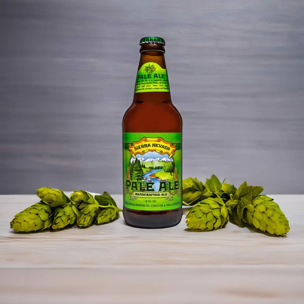 Cerveza Sierra Nevada Pale Ale con lúpulos